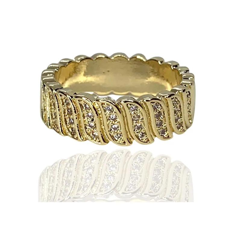 Anel Dourado com Pedras Incolores e Desenho Ondulado